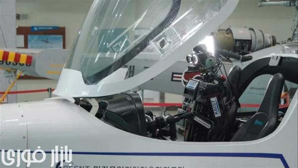  ربات انسان‌نمای Pibot می‌تواند بهتر از خلبانان انسانی هواپیماها را هدایت کند  